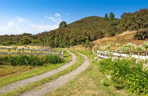 Featherston House | Hill Cottage - Featherston Holiday Home