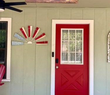 New Braunfels House | Hill Country Casita 3 minutes from Guadalupe River & Canyon Lake