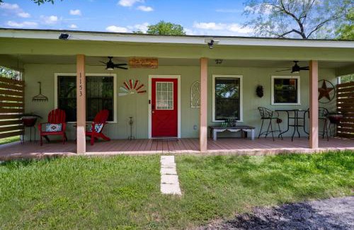 New Braunfels House | Hill Country Casita 3 minutes from Guadalupe River & Canyon Lake