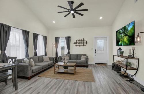 Fredericksburg House | Hill Country-Fire Pit & Hot Tub!