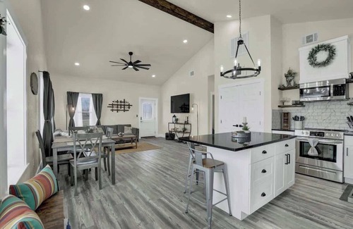 Fredericksburg House | Hill Country Hideaway With Fire Pit and Hot Tub!