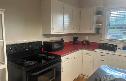 Paris House | Hill Crest Cottage in Horse Capital of KY! Sleeps 6