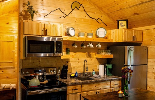 Campton Cabin | Hill Haven - Secluded RRG Cabin + Hot Tub