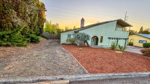 Albany House | Hill Nest16 Big Backyard and Parking near Downtown, OSU, I5
