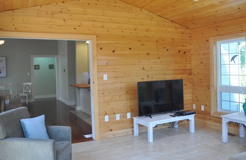 Highlands East Cottage | Hill Top Lake House - Wilberforce, Ontario, Canada