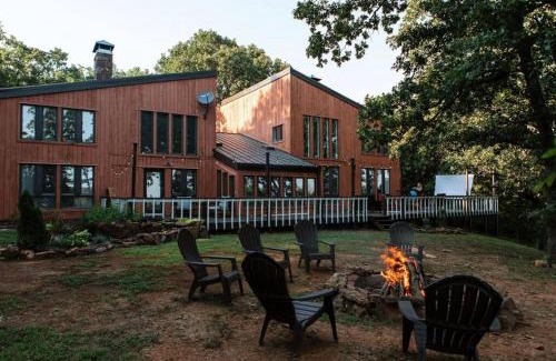 Bates House | Hill Top Lodging Mountain Forest View Lodge