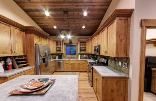 Gallatin Cabin | Hill top Luxury Bunkhouse 4bd, 2 full Bath and all amenities