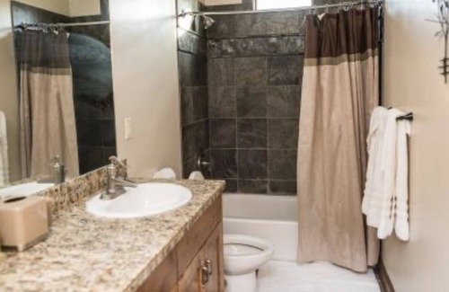 Gallatin Cabin | Hill top Luxury Bunkhouse 4bd, 2 full Bath and all amenities