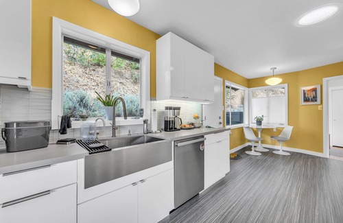 San Anselmo House | Hill Top Spa Retreat in Marin with private hot tub, pool, and panoramic views