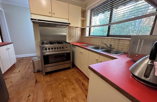 Sunbury House | Hill top view house, high speed wifi, Netflix & Prime Video
