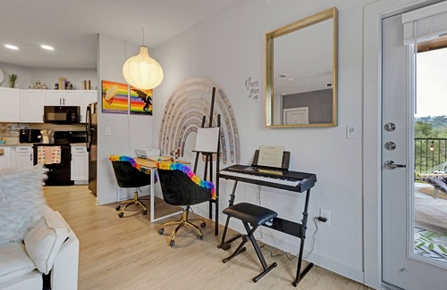 Helotes Apartment | Hill Views 1-bedroom apartment with AC, WiFi near Sea World Six Flags Rim