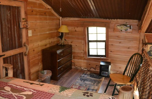 Lyndon Station Cabin | Hillbilly Hilt'n Cabin Tucked in the woods! - Close to the Dells! Sleeps 7