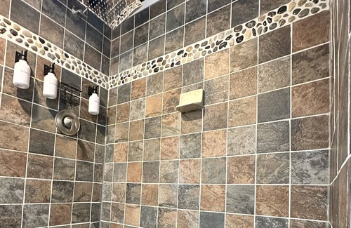 Severna Park House | Hillbottom Hideaway Beachhouse - Severna Park pet friendly! With hot tub!