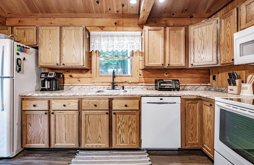Norway Cabin | Hillbrook Cabin - Hike, ski, kayak and more! Downtown shops + restaurants, 6 ppl
