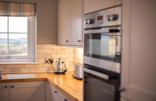Hawick House | Hillcrest - 8 Person Luxury House and Hot Tub