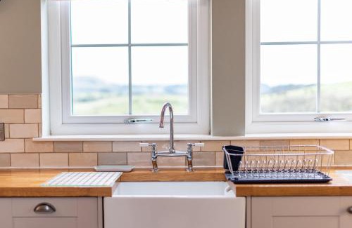 Hawick House | Hillcrest - 8 Person Luxury House and Hot Tub