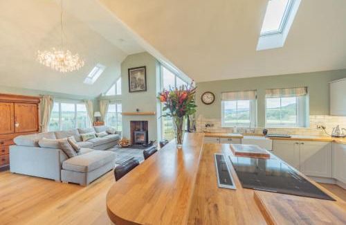 Hawick House | Hillcrest - 8 Person Luxury House and Hot Tub
