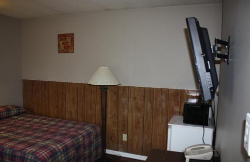 Swan Hills Hotel | Hillcrest Motel