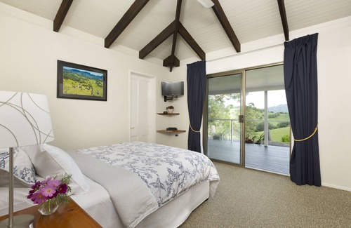 Upper Crystal Creek Bed & Breakfast | Hillcrest Mountain View Retreat