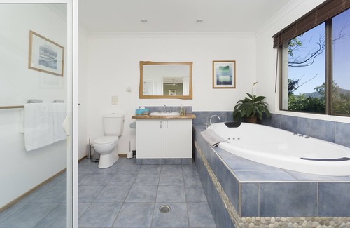 Upper Crystal Creek Bed & Breakfast | Hillcrest Mountain View Retreat