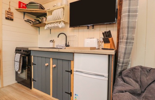 Preston Cottage | HILLCREST SHEPHERDS HUT, romantic, with hot tub in Chipping