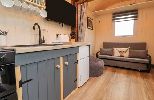 Preston Cottage | HILLCREST SHEPHERDS HUT, romantic, with hot tub in Chipping