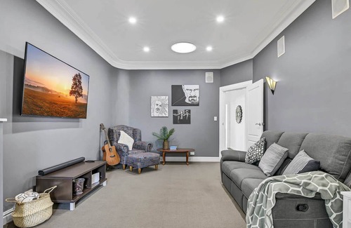 Bletchington House | Hillcrest - Spacious and Homely