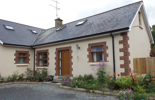 Londonderry Cottage | Hillfarm House courtyard cottage, private DeerPark sculpture, wildlife gardens,