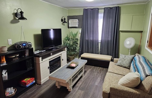 Leamington Cottage | Hillman Haven Cottage - walk to Lake & Marsh. Swim-Fish-Birding.