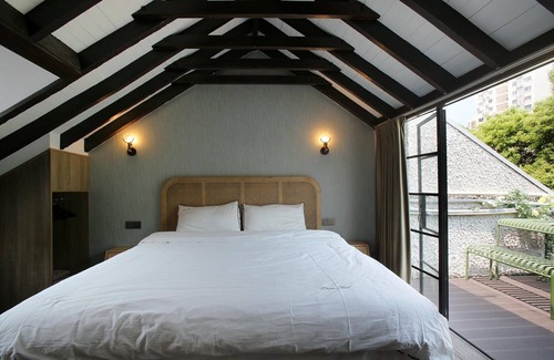 Downtown Shanghai Bed & Breakfast | Hills boutique