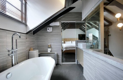 Downtown Shanghai Bed & Breakfast | Hills boutique