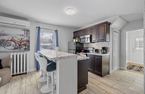 Queens Square Apartment | Hillsborough St. Suites 3 Bdrm Downtown Ch'town