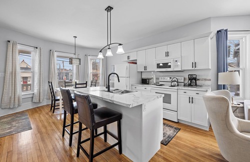 Queens Square Apartment | Hillsborough Street Suites 2 Bdrm Downtown Ch'town