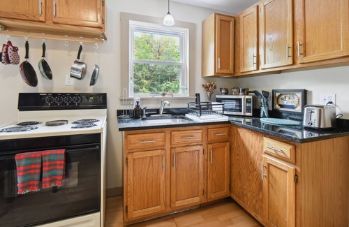 Hillsboro Condo | Hillsborough Village Retreat: Walk to River!