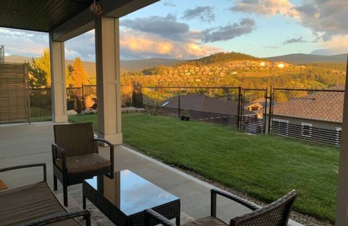 Black Mountain House | Hillside 2b2b suites w/Panoramic views, close to great golfing, biking, skiing!