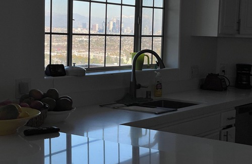 Crenshaw House | Hillside 4-bedroom house with Spectacular Views of Los Angeles & Hollywood Sign