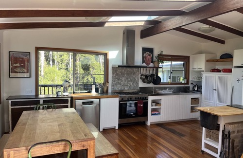 Whoota House | Hillside acreage, waterviews, 10min from beach - Perfect big groups/families!