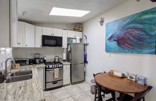 Beverly Glen Apartment | Hillside Bungalow near UCLA, Bel Air with Patio, Garden & Parking