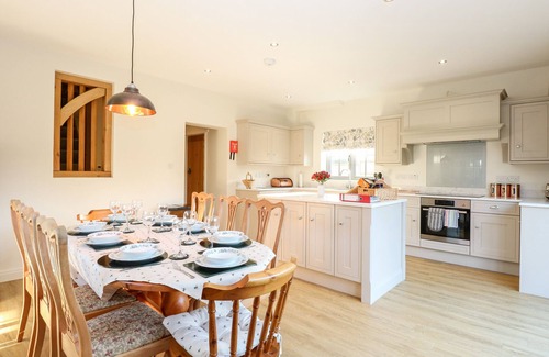 Beeston Cottage | HILLSIDE COTTAGE, family friendly, with a garden in Necton