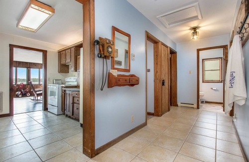 Kendall House | Hillside Cottage on Gravel Lake