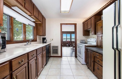 Kendall House | Hillside Cottage on Gravel Lake