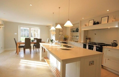 Swinbrook Cottage | HILLSIDE COTTAGE, pet friendly, character holiday cottage in Burford