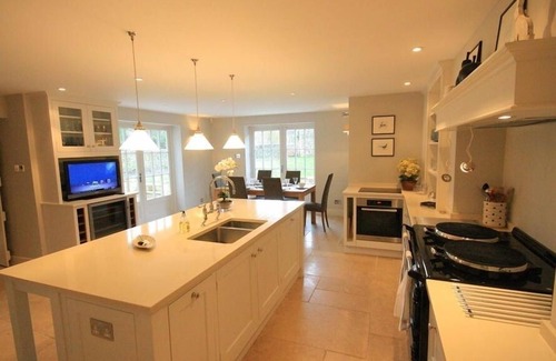 Swinbrook Cottage | HILLSIDE COTTAGE, pet friendly, character holiday cottage in Burford