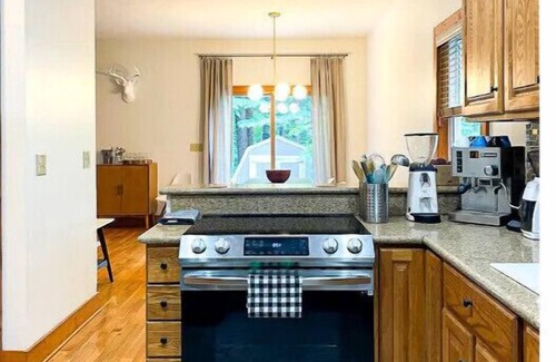 Clayton Cottage | Hillside Cottage ★ Relax /Play /Indulge /Work