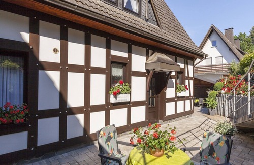 Hallenberg Apartment | Hillside Cottage near Winterberg