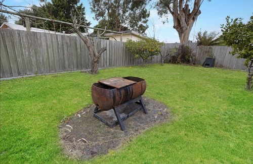 Lakes Entrance House | Hillside Estate - Cozy, Peaceful with a Water View