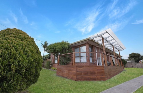 Lakes Entrance House | Hillside Estate - Cozy, Peaceful with a Water View