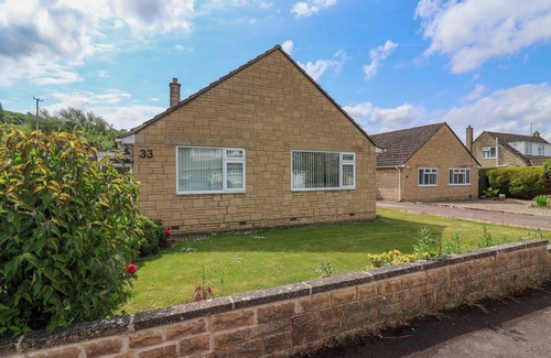 Mangotsfield Cottage | HILLSIDE, family friendly, with a garden in Bishops Cleeve