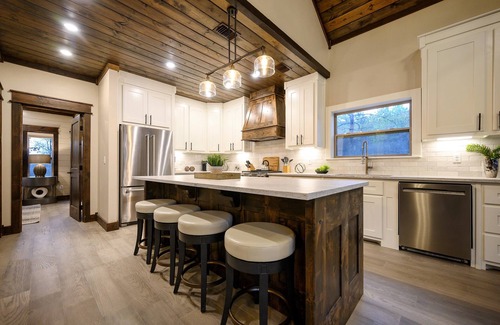 Broken Bow Cabin | Hillside Harmony - hot tub, luxury shower room, patio Pine Lake Broken Bow