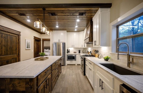 Broken Bow Cabin | Hillside Harmony - hot tub, luxury shower room, patio Pine Lake Broken Bow